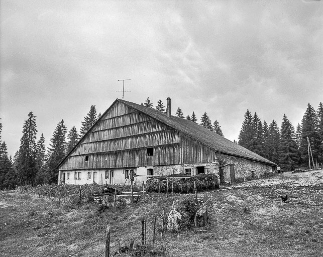 Ferme située au lieu-dit la Fontaine du Plane, cadastrée D1 197 : façade antérieure. © Dominique Humbert / Région Bourgogne-Franche-Comté, Inventaire du patrimoine - 1976