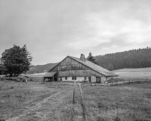 Ferme située au lieu-dit  Combe d'Abondance, cadastrée B2 252 : vue d'ensemble. © Dominique Humbert / Région Bourgogne-Franche-Comté, Inventaire du patrimoine - 1976
