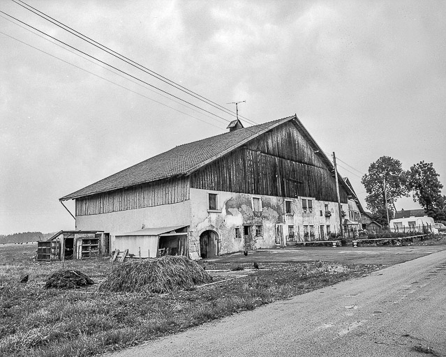 Ferme située au lieu-dit Combe d'Abondance , cadastrée B2 241 : façades antérieure et latérale gauche. © Dominique Humbert / Région Bourgogne-Franche-Comté, Inventaire du patrimoine - 1976