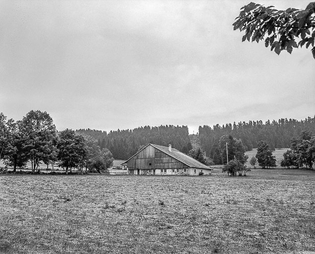 Ferme située au lieu-dit  Combe d'Abondance, cadastrée B1 177 : vue d'ensemble. © Dominique Humbert / Région Bourgogne-Franche-Comté, Inventaire du patrimoine - 1976