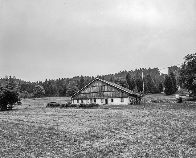 Ferme située au lieu-dit Combe d'Abondance, cadastrée B1 139 : vue d'ensemble. © Dominique Humbert / Région Bourgogne-Franche-Comté, Inventaire du patrimoine - 1976