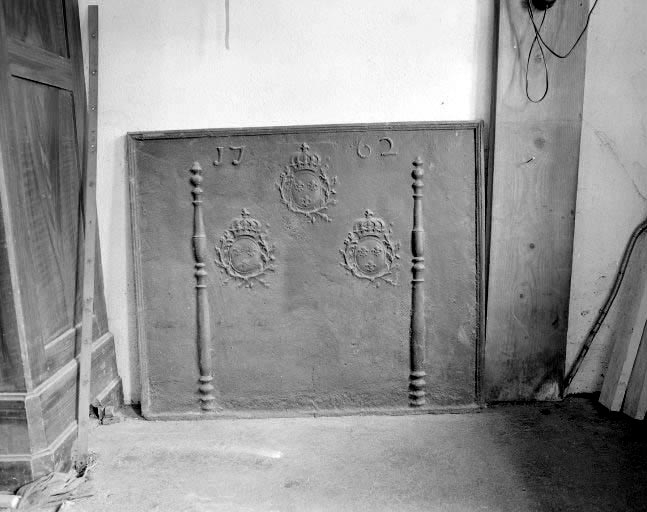 Intérieur : Plaque de la cheminée datée 1762. © Dominique Humbert / Région Bourgogne-Franche-Comté, Inventaire du patrimoine - 1976