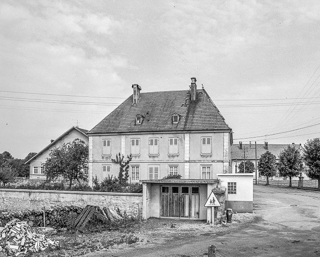 Les Combes, lieu-dit La Motte : vue d'ensemble du presbytère. © Dominique Humbert / Région Bourgogne-Franche-Comté, Inventaire du patrimoine - 1976