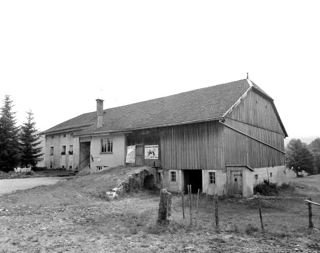 Façades postérieure et latérale gauche. © Dominique Humbert / Région Bourgogne-Franche-Comté, Inventaire du patrimoine - 1976
