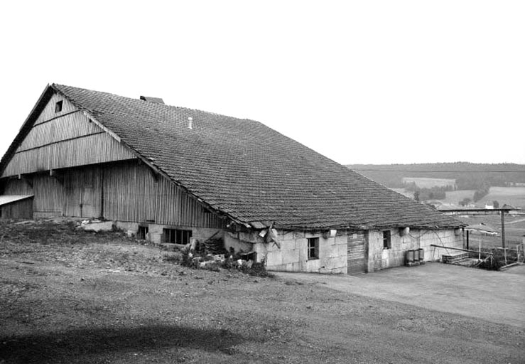 Facades postérieure et latérale gauche. © Dominique Humbert / Région Bourgogne-Franche-Comté, Inventaire du patrimoine - 1976