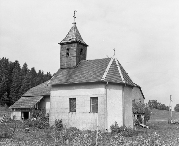 Vue extérieure : abside et face latérale droite. © Dominique Humbert / Région Bourgogne-Franche-Comté, Inventaire du patrimoine - 1976