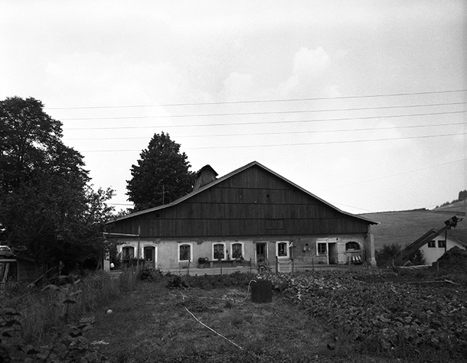 Ferme située au lieudit Le Nid du Fol, cadastrée ZD 68 : façade antérieure et jardin. © Dominique Humbert / Région Bourgogne-Franche-Comté, Inventaire du patrimoine - 1976