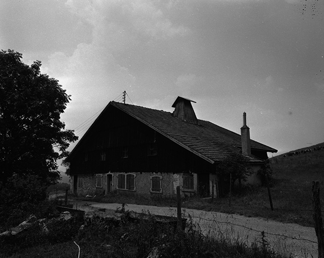 Ferme située au lieudit Le Nid du Fol, cadastrée ZD 51 : façades antérieure et latérale droite. © Dominique Humbert / Région Bourgogne-Franche-Comté, Inventaire du patrimoine - 1976