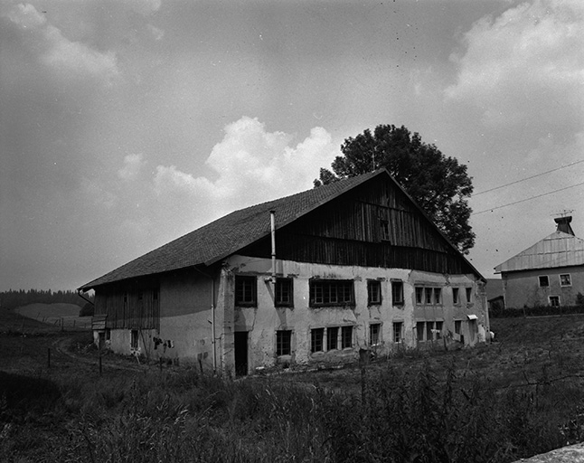 Ferme située au lieu-dit Les Seignes, cadastrée ZI 23 : façades antérieure et latérale gauche. © Dominique Humbert / Région Bourgogne-Franche-Comté, Inventaire du patrimoine - 1976 Ferme située au lieu-dit Les Seignes, cadastrée ZI 23 : façades antérieure et latérale gauche. © Dominique Humbert / Région Bourgogne-Franche-Comté, Inventaire du patrimoine - 1976