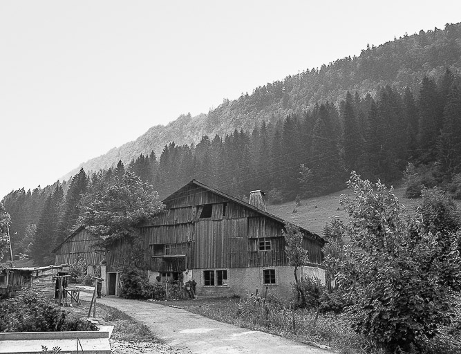 Ferme située au lieu-dit Le Theverot, cadastrée ZL 28 : vue d'ensemble. © Dominique Humbert / Région Bourgogne-Franche-Comté, Inventaire du patrimoine - 1976