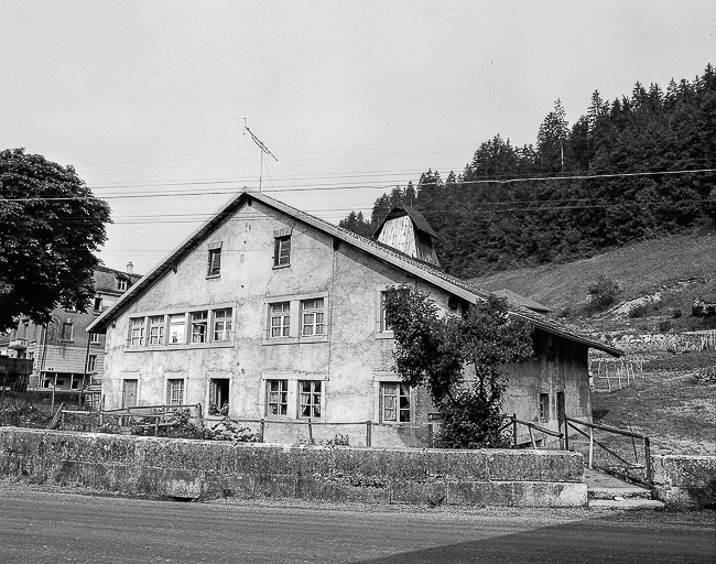 Ferme située1 Grande Rue : façades antérieure et latérale droite. © Dominique Humbert / Région Bourgogne-Franche-Comté, Inventaire du patrimoine - 1976
