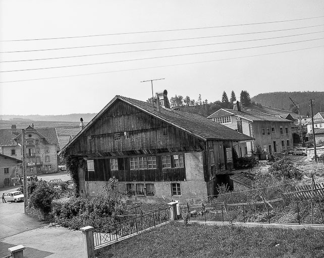 Ferme située sur la place du village. © Dominique Humbert / Région Bourgogne-Franche-Comté, Inventaire du patrimoine - 1976