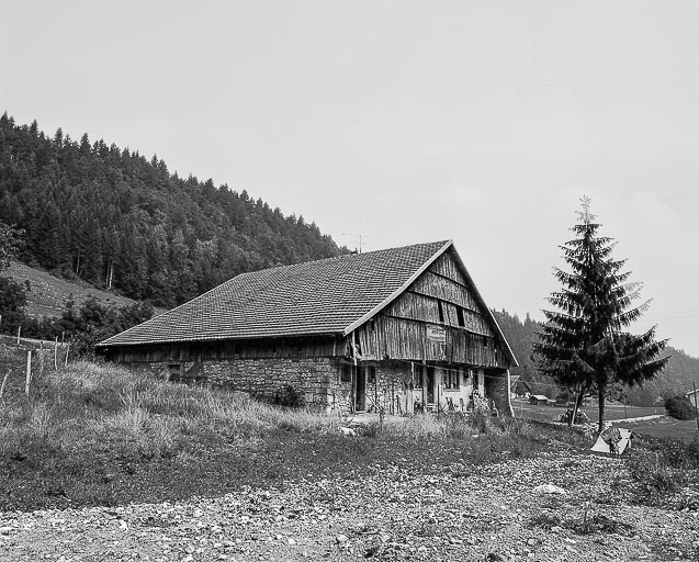 Ferme située au lieu-dit Champagne-Dessous, cadastrée ZA 2 : façades antérieure et latérale gauche. © Dominique Humbert / Région Bourgogne-Franche-Comté, Inventaire du patrimoine - 1976
