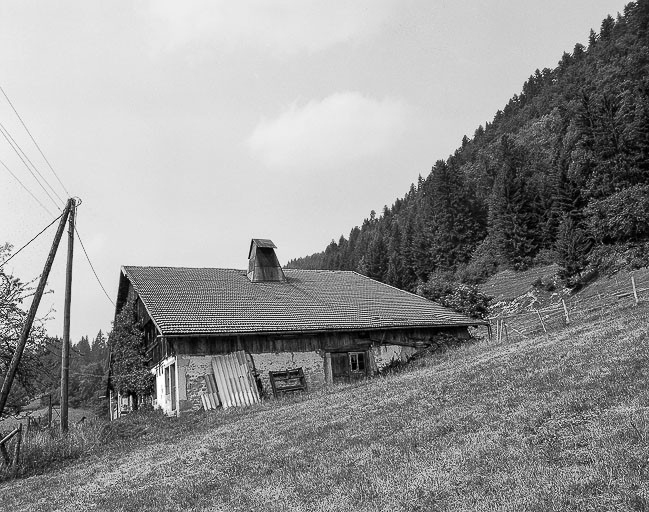 Ferme située au lieu-dit Champagne-Dessous, cadastrée ZA 4 : façades antérieure et latérale droite. © Dominique Humbert / Région Bourgogne-Franche-Comté, Inventaire du patrimoine - 1976