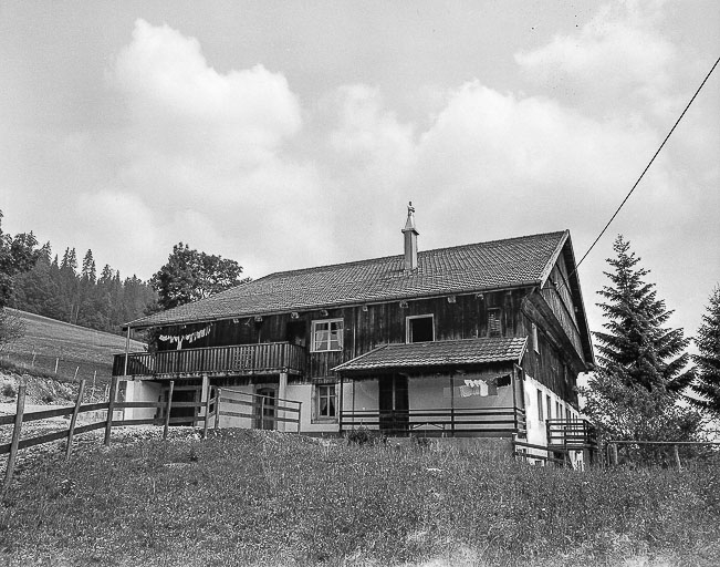 Ferme située au lieu-dit Les Jeanjacquots, cadastrée ZB 22 : vue d'ensemble. © Dominique Humbert / Région Bourgogne-Franche-Comté, Inventaire du patrimoine - 1976 Ferme située au lieu-dit Les Jeanjacquots, cadastrée ZB 22 : vue d'ensemble. © Dominique Humbert / Région Bourgogne-Franche-Comté, Inventaire du patrimoine - 1976