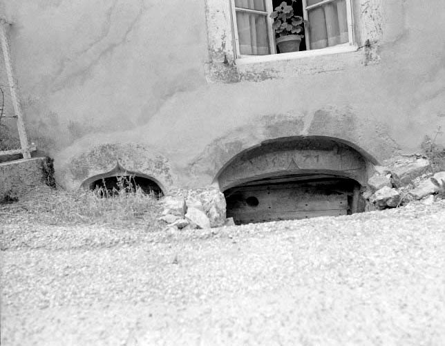 Détail : entrée de cave. © Dominique Humbert / Région Bourgogne-Franche-Comté, Inventaire du patrimoine - 1976 Détail : entrée de cave. © Dominique Humbert / Région Bourgogne-Franche-Comté, Inventaire du patrimoine - 1976