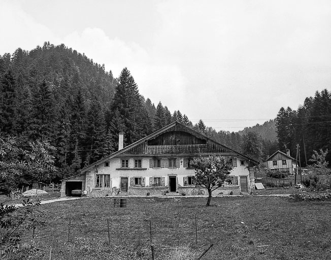 Ferme située au lieu-dit Le Dessus de la Fin, cadastrée B 1-6 : façade antérieure. © Dominique Humbert / Région Bourgogne-Franche-Comté, Inventaire du patrimoine - 1976