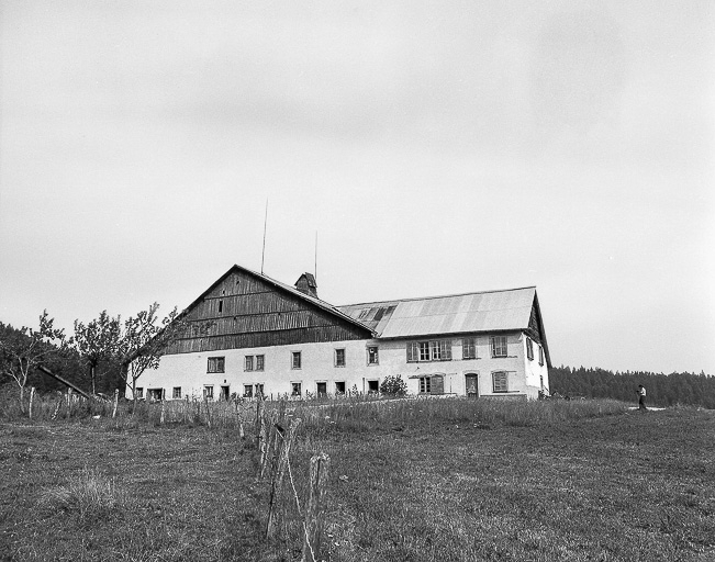 Ferme située au lieu-dit Les Charmottes : façade antérieure. © Dominique Humbert / Région Bourgogne-Franche-Comté, Inventaire du patrimoine - 1976
