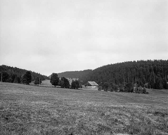 Ferme située au lieu-dit Les Charmottes : vue d'ensemble dans le site. © Dominique Humbert / Région Bourgogne-Franche-Comté, Inventaire du patrimoine - 1976