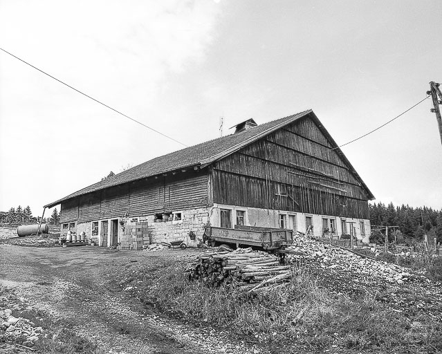 Façades antérieure et latérale. © Dominique Humbert / Région Bourgogne-Franche-Comté, Inventaire du patrimoine - 1976