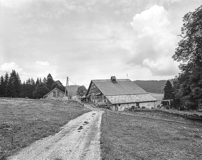 Façades postérieure et latérale. © Dominique Humbert / Région Bourgogne-Franche-Comté, Inventaire du patrimoine - 1976