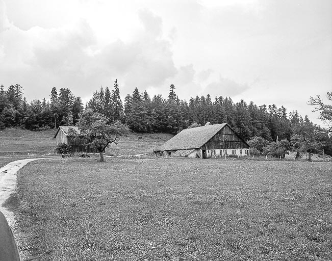 Vue éloignée depuis le chemin. © Dominique Humbert / Région Bourgogne-Franche-Comté, Inventaire du patrimoine - 1976