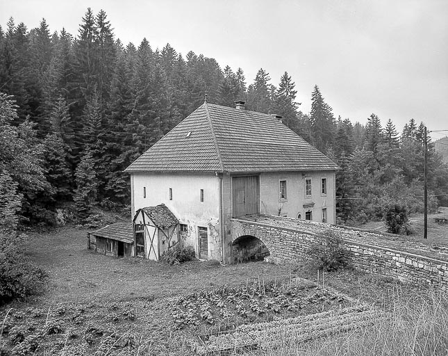 Vue d'ensemble avec le jardin. © Dominique Humbert / Région Bourgogne-Franche-Comté, Inventaire du patrimoine - 1976