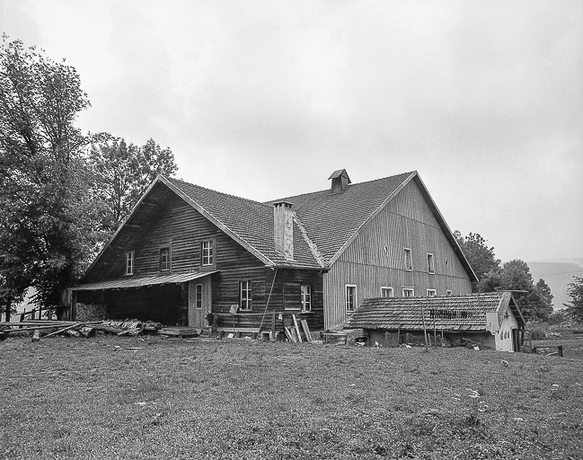 Façades antérieure et latérale. © Dominique Humbert / Région Bourgogne-Franche-Comté, Inventaire du patrimoine - 1976