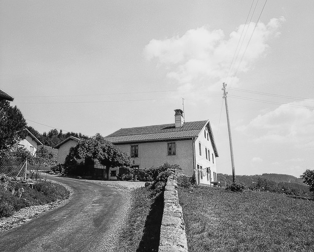 Ferme située au lieu-dit Le Pissoux : vue d'ensemble. © Dominique Humbert / Région Bourgogne-Franche-Comté, Inventaire du patrimoine - 1976
