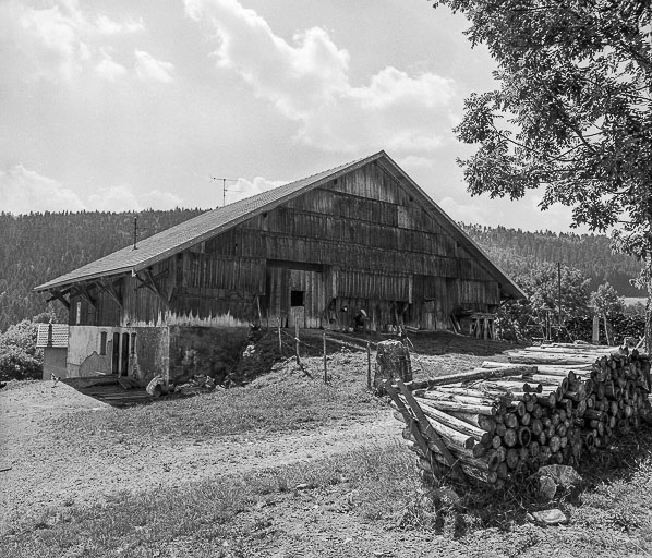 Ferme située au lieu-dit Le Pissoux : façade postérieure. © Dominique Humbert / Région Bourgogne-Franche-Comté, Inventaire du patrimoine - 1976