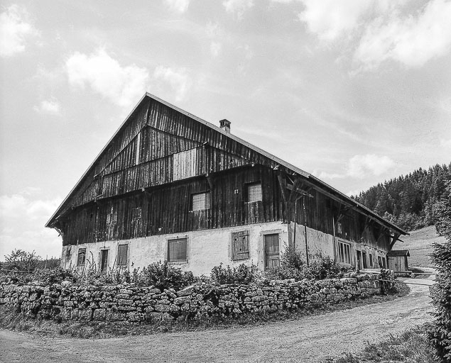 Ferme située au lieu-dit Pré du Nord : façade antérieur et latérale gauche. © Dominique Humbert / Région Bourgogne-Franche-Comté, Inventaire du patrimoine - 1976