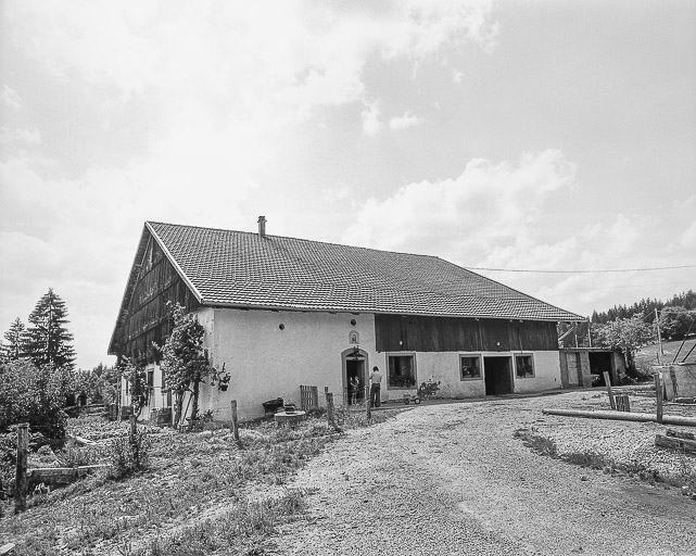 Ferme située au lieu-dit  Cerneux Billard, cadastrée A2  : façade antérieure et latérale gauche. © Dominique Humbert / Région Bourgogne-Franche-Comté, Inventaire du patrimoine - 1976