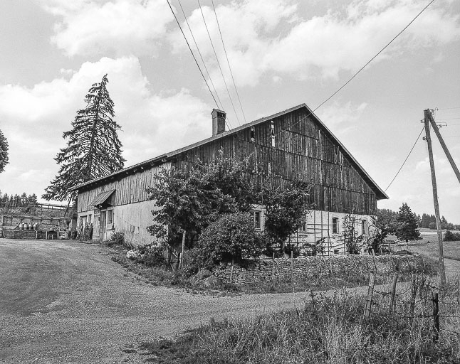 ferme située au lieu-dit Grand Cerneux : façade antérieure et latérale gauche. © Dominique Humbert / Région Bourgogne-Franche-Comté, Inventaire du patrimoine - 1976