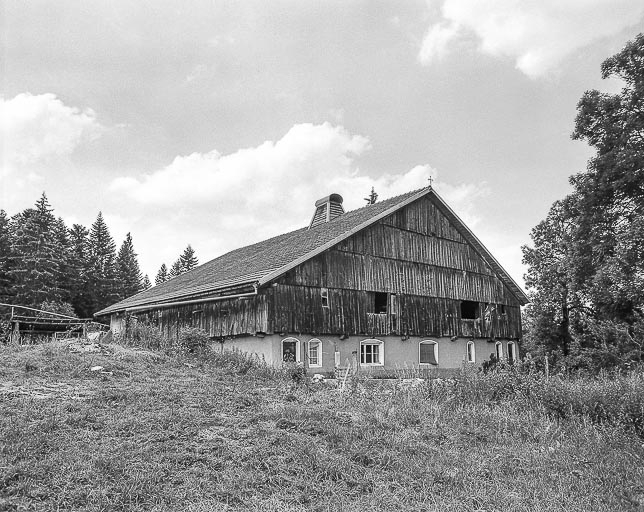 Ferme située au lieu-dit Chez Prenel : façade antérieure et latérale droite © Dominique Humbert / Région Bourgogne-Franche-Comté, Inventaire du patrimoine - 1976