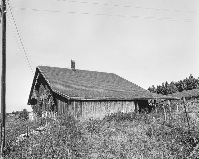 Ferme située au lieu-dit Sur la Roche : façade latérale droite. © Dominique Humbert / Région Bourgogne-Franche-Comté, Inventaire du patrimoine - 1976