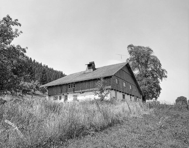Ferme située au lieu-dit Ronde Sommette : façades antérieure et latérale gauche. © Dominique Humbert / Région Bourgogne-Franche-Comté, Inventaire du patrimoine - 1976