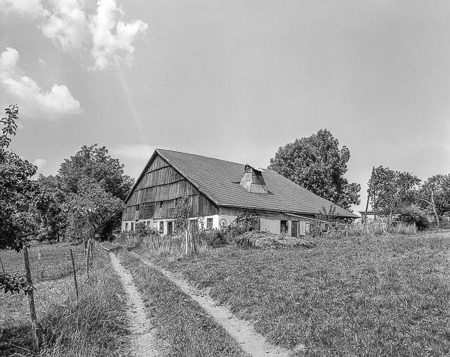 Ferme située au lieu-dit Le Prélot : façades antérieure et latérale droite. © Dominique Humbert / Région Bourgogne-Franche-Comté, Inventaire du patrimoine - 1976