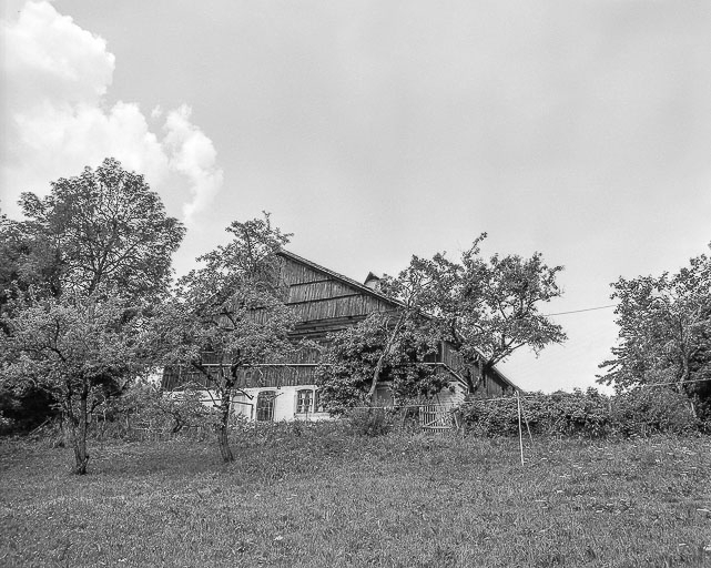 Ferme située au lieu-dit Le Prélot : façade antérieure. © Dominique Humbert / Région Bourgogne-Franche-Comté, Inventaire du patrimoine - 1976