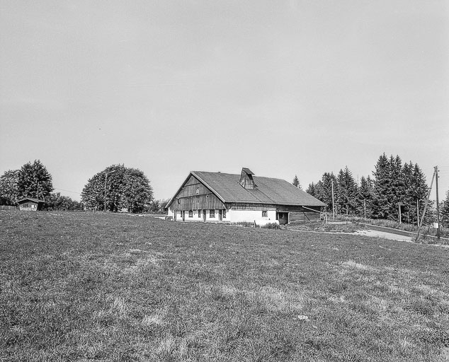 Façades antérieure et latérale droite. © Dominique Humbert / Région Bourgogne-Franche-Comté, Inventaire du patrimoine - 1976