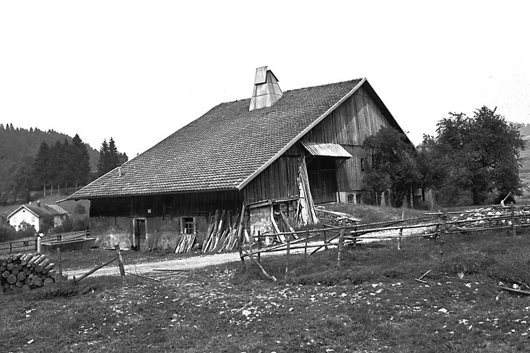 Vue de trois quarts gauche. © Dominique Humbert / Région Bourgogne-Franche-Comté, Inventaire du patrimoine - 1976