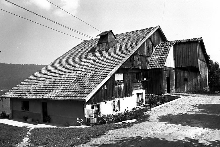 Vue de trois quarts gauche. © Dominique Humbert / Région Bourgogne-Franche-Comté, Inventaire du patrimoine - 1976 Vue de trois quarts gauche. © Dominique Humbert / Région Bourgogne-Franche-Comté, Inventaire du patrimoine - 1976