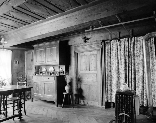 Intérieur : le "poêle". © Dominique Humbert / Région Bourgogne-Franche-Comté, Inventaire du patrimoine - 1976 Intérieur : le "poêle". © Dominique Humbert / Région Bourgogne-Franche-Comté, Inventaire du patrimoine - 1976