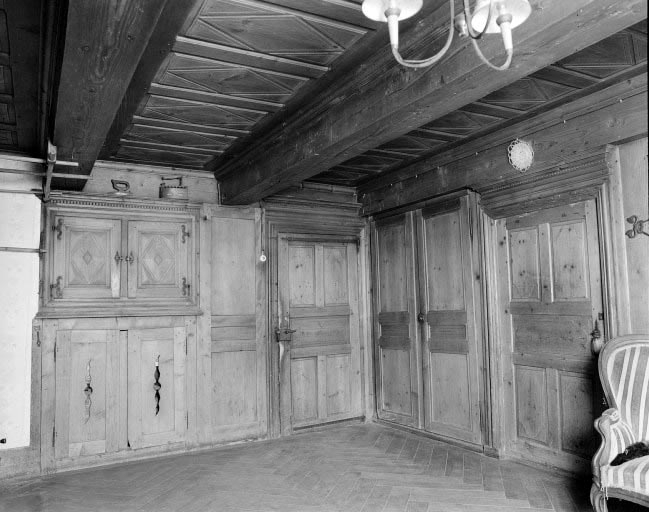 Intérieur : le "poêle", placards et boiseries. © Dominique Humbert / Région Bourgogne-Franche-Comté, Inventaire du patrimoine - 1976 Intérieur : le "poêle", placards et boiseries. © Dominique Humbert / Région Bourgogne-Franche-Comté, Inventaire du patrimoine - 1976