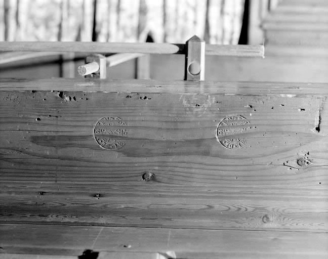 Intérieur : le "poêle", détails : sceaux du val de Morteau. © Dominique Humbert / Région Bourgogne-Franche-Comté, Inventaire du patrimoine - 1976 Intérieur : le "poêle", détails : sceaux du val de Morteau. © Dominique Humbert / Région Bourgogne-Franche-Comté, Inventaire du patrimoine - 1976