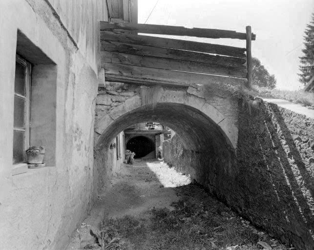 Façade antérieure : ponts de granges. © Dominique Humbert / Région Bourgogne-Franche-Comté, Inventaire du patrimoine - 1976 Façade antérieure : ponts de granges. © Dominique Humbert / Région Bourgogne-Franche-Comté, Inventaire du patrimoine - 1976
