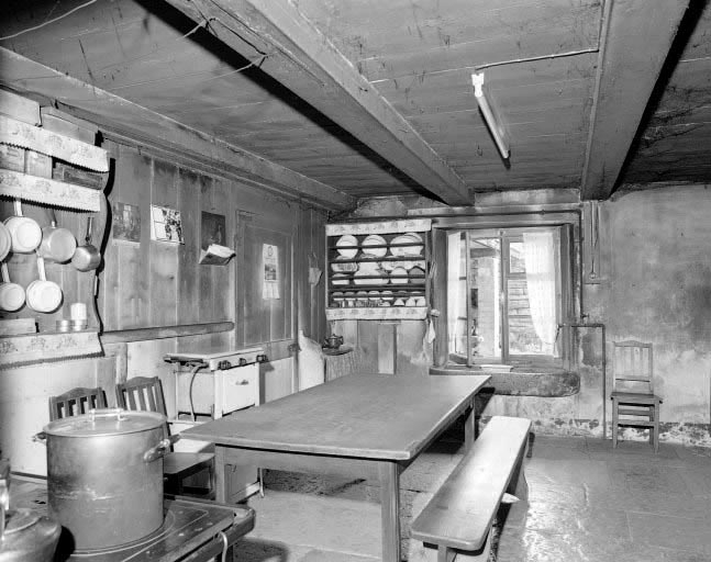 Intérieur : cuisine droite, vue depuis le "tué". © Dominique Humbert / Région Bourgogne-Franche-Comté, Inventaire du patrimoine - 1976 Intérieur : cuisine droite, vue depuis le "tué". © Dominique Humbert / Région Bourgogne-Franche-Comté, Inventaire du patrimoine - 1976