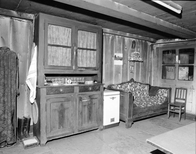 Intérieur : cuisine droite, vue depuis la fenêtre. © Dominique Humbert / Région Bourgogne-Franche-Comté, Inventaire du patrimoine - 1976 Intérieur : cuisine droite, vue depuis la fenêtre. © Dominique Humbert / Région Bourgogne-Franche-Comté, Inventaire du patrimoine - 1976