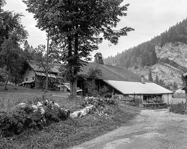 Façades postérieure et latérale gauche. © Dominique Humbert / Région Bourgogne-Franche-Comté, Inventaire du patrimoine - 1976