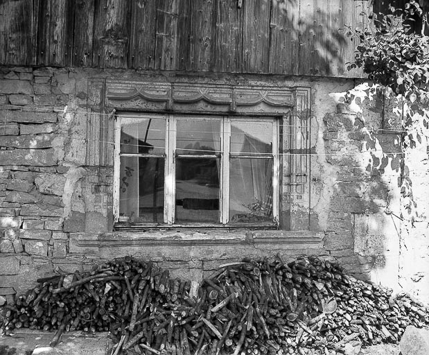 Façade antérieure : fenêtre. © Dominique Humbert / Région Bourgogne-Franche-Comté, Inventaire du patrimoine - 1976