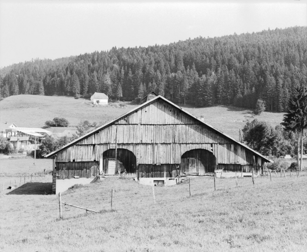 Façade postérieure : deux " levées de grange " et " lambréchure ". © Dominique Dominguez / Région Bourgogne-Franche-Comté, Inventaire du patrimoine - 1976